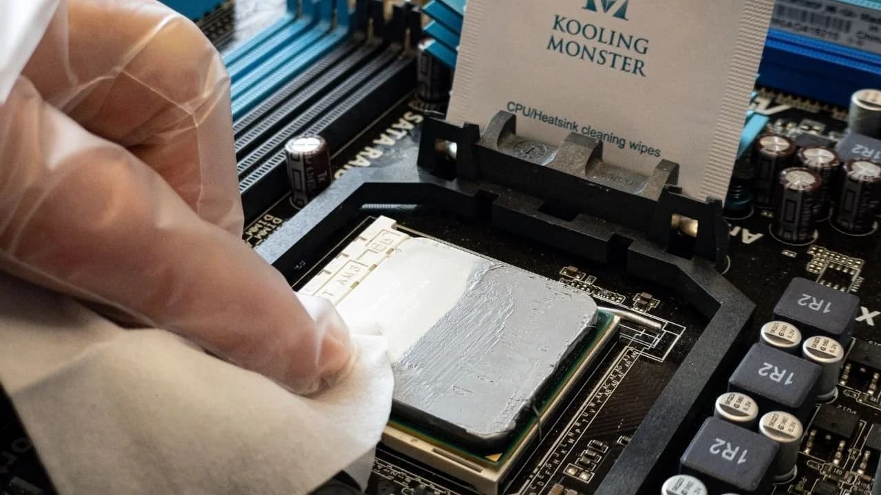 Comment nettoyer la pâte thermique sur un CPU [Guide débutant 2026]