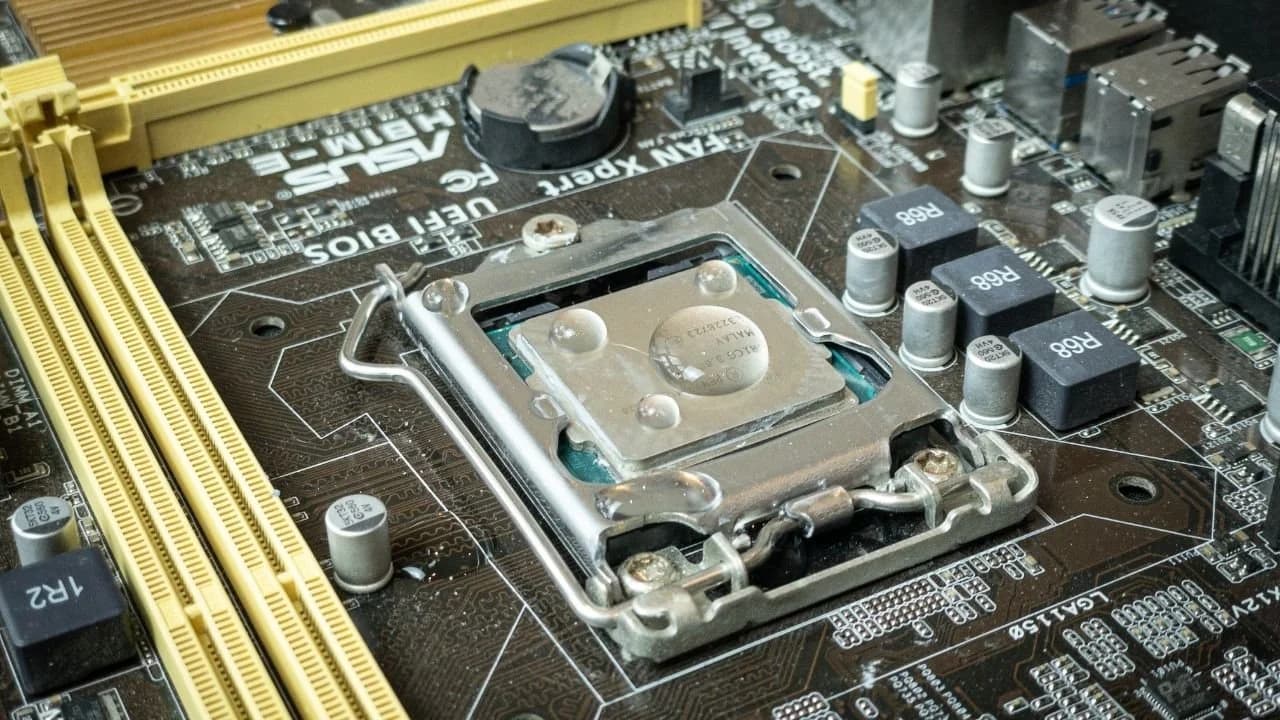 Peut-on nettoyer la pâte thermique avec de l'eau ?