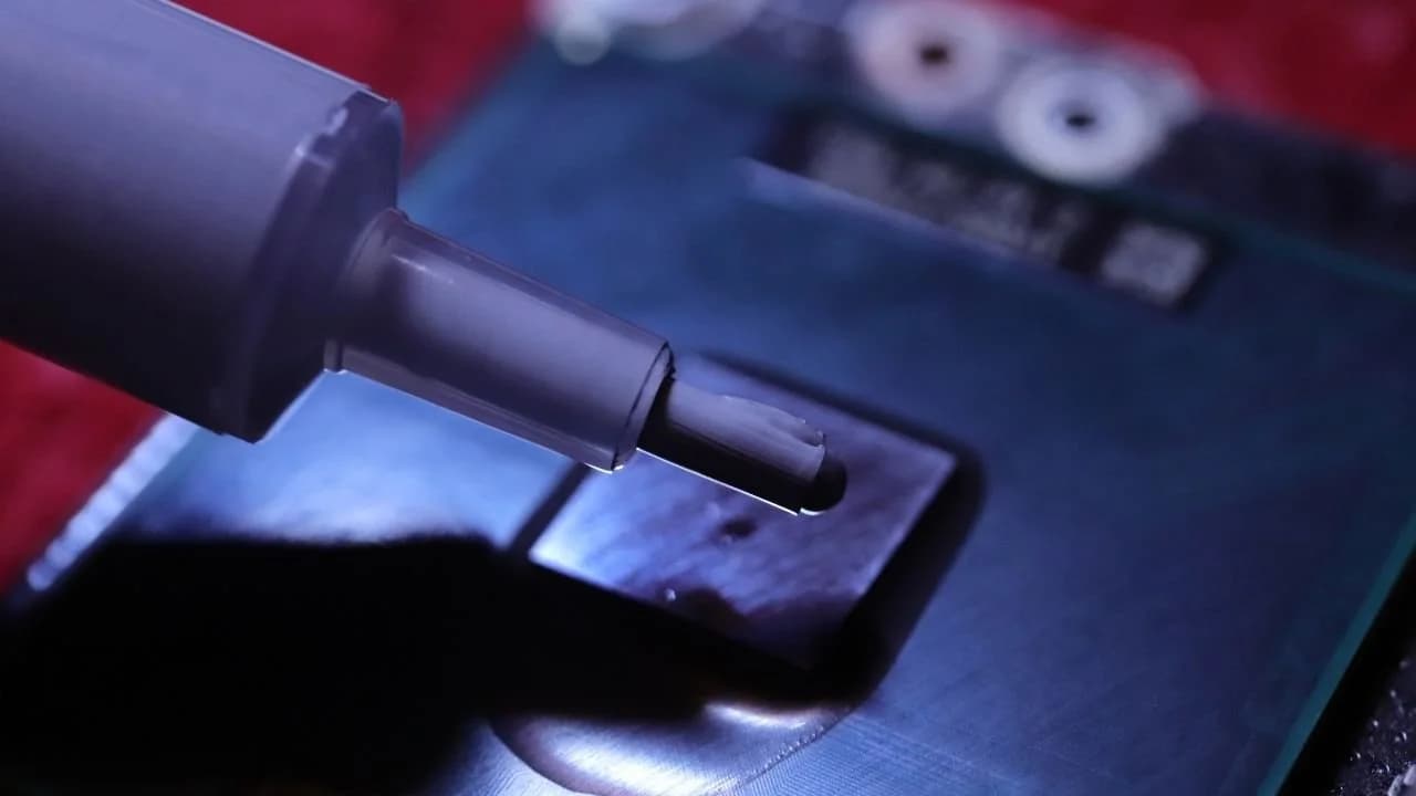 La pâte thermique expire-t-elle dans son tube ? Point de vue pratique et technique