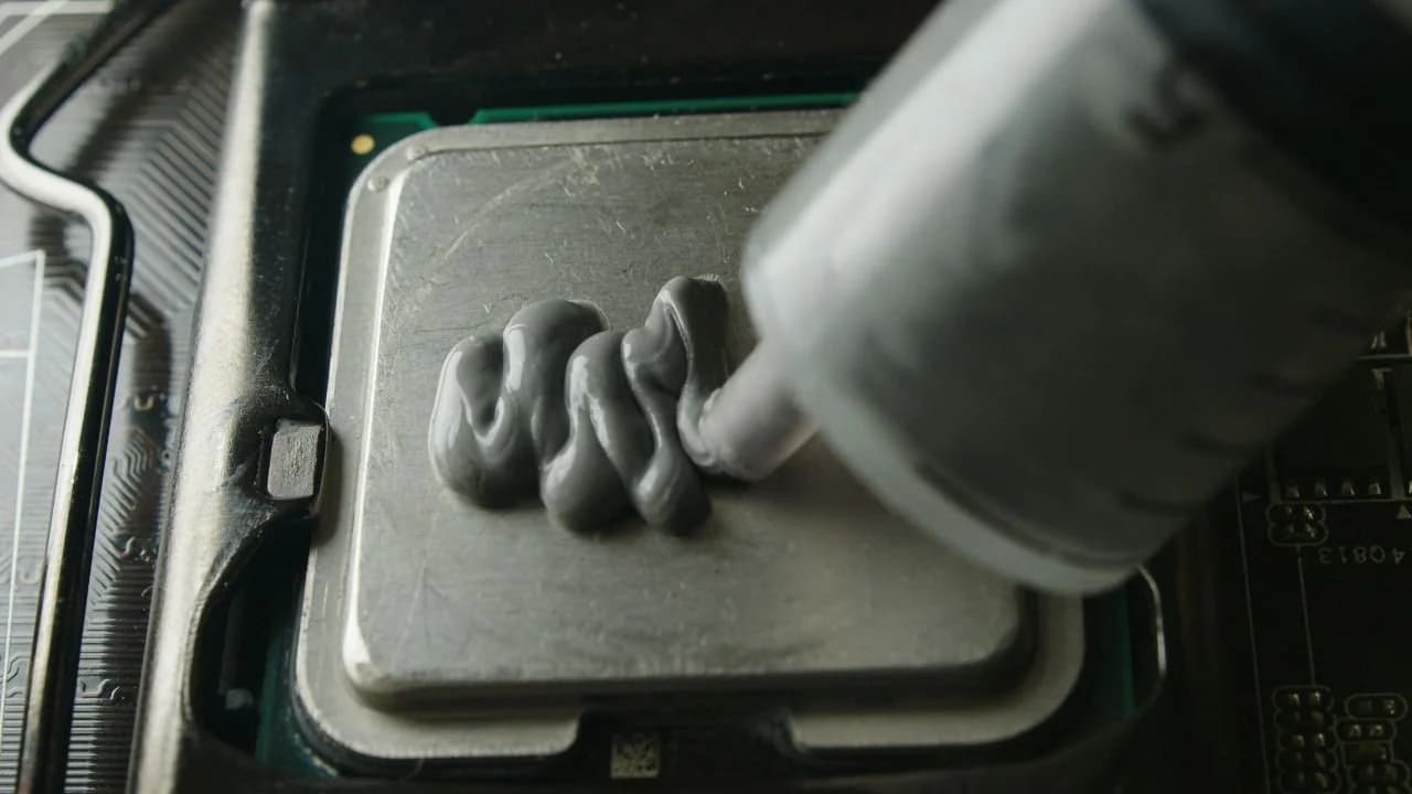 Faut-il utiliser tout le tube de pâte thermique sur un processeur ?